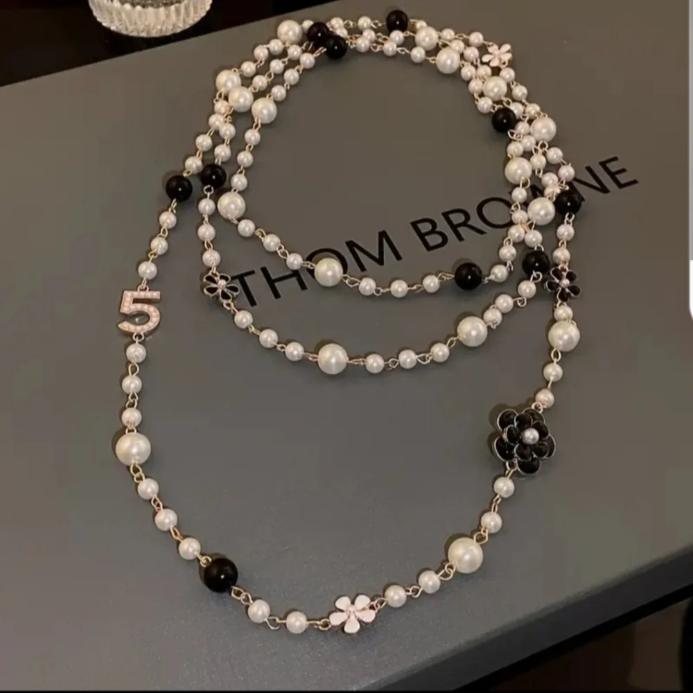 Black & White Pearl Long Baroque Necklace with Floral Charms - Picture 4 of 4